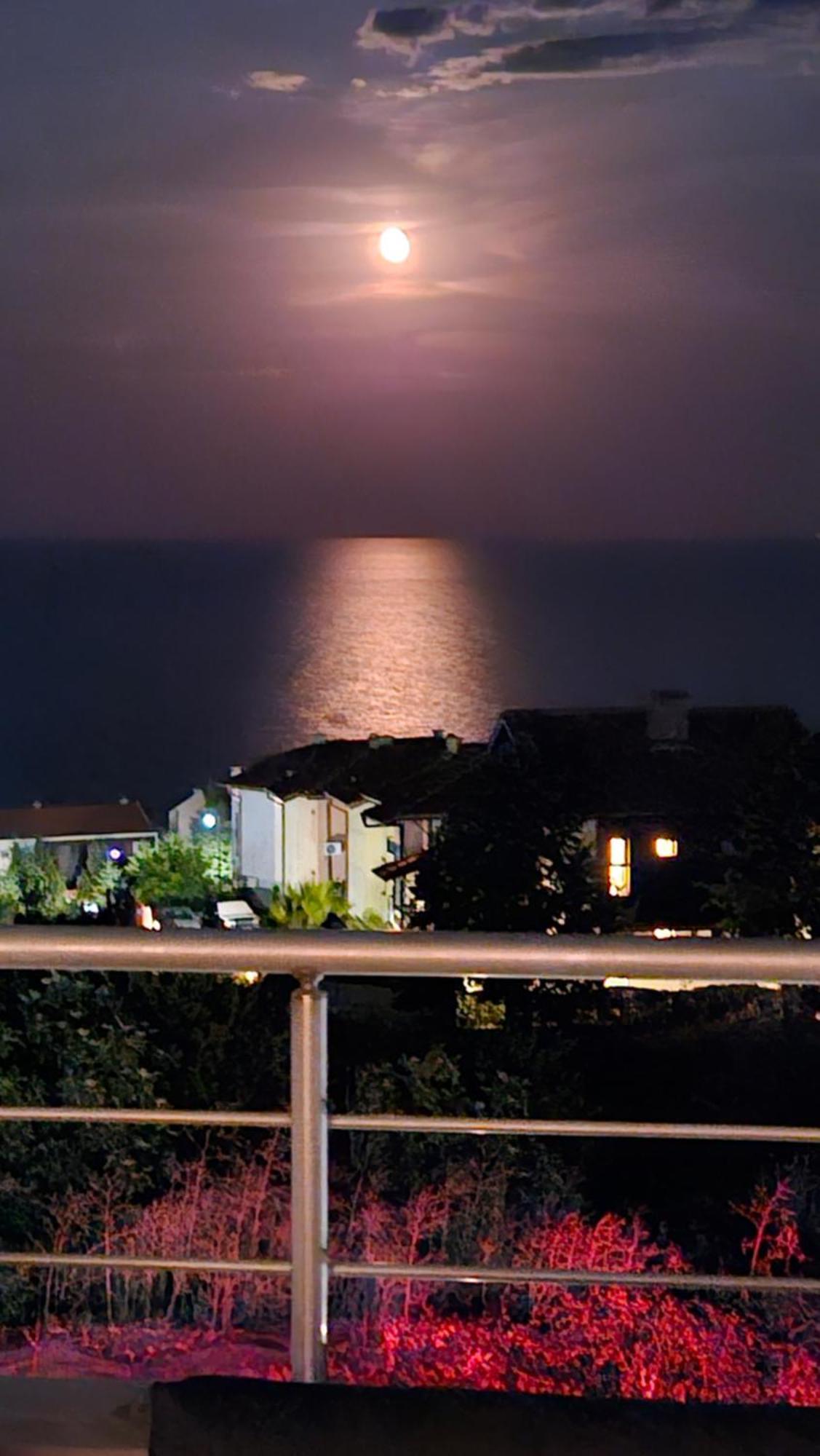 High In The Sky Apartments Sozopol Bagian luar foto
