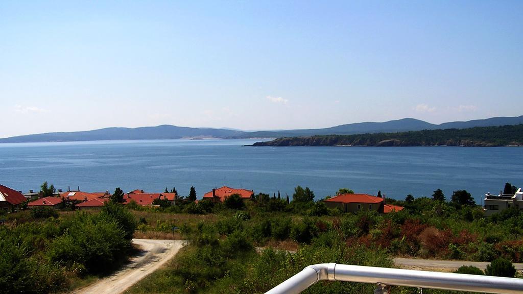 High In The Sky Apartments Sozopol Bagian luar foto